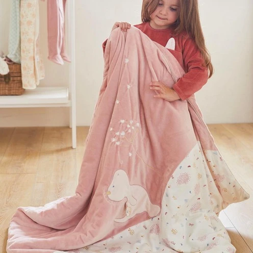 Couverture 100x140 Cm Veloudoux Lina & Joy - NOUKIE 'S 2 Couverture 100x140 Cm Veloudoux Lina & Joy - NOUKIE 'S – Image 2