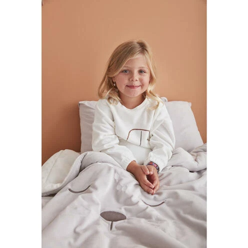 Couverture 100 Cm X 140 Cm Veloudoux Gris Babou & Kendi - NOUKIE 'S 6 Couverture 100 Cm X 140 Cm Veloudoux Gris Babou & Kendi - NOUKIE 'S – Image 6