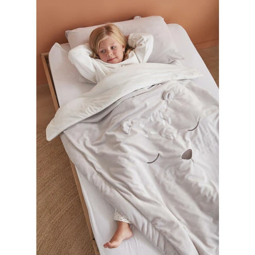 Couverture 100 Cm X 140 Cm Veloudoux Gris Babou & Kendi - NOUKIE 'S 11 Couverture 100 Cm X 140 Cm Veloudoux Gris Babou & Kendi - NOUKIE 'S – Image 11