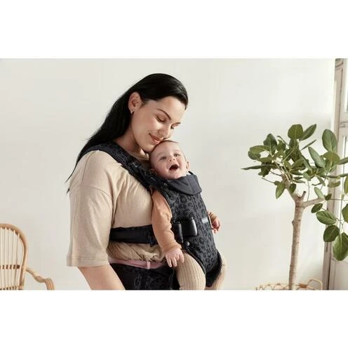 BabyBjörn Porte-Bébé One Air Mesh 3D Anthracite/Léopard - BABYBJÖRN 2 BabyBjörn Porte-Bébé One Air Mesh 3D Anthracite/Léopard - BABYBJÖRN – Image 2