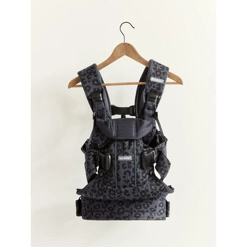 BabyBjörn Porte-Bébé One Air Mesh 3D Anthracite/Léopard - BABYBJÖRN 3 BabyBjörn Porte-Bébé One Air Mesh 3D Anthracite/Léopard - BABYBJÖRN – Image 3